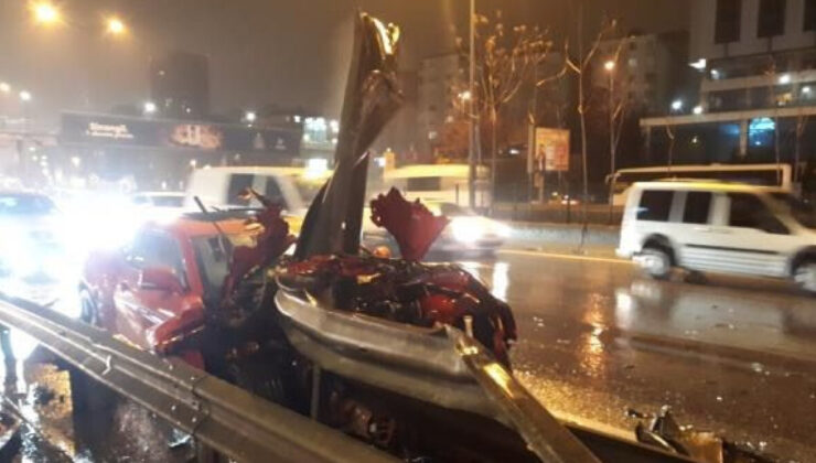 İstanbul Ataşehir’de motosiklete çarpan lüks otomobil bariyere saplandı