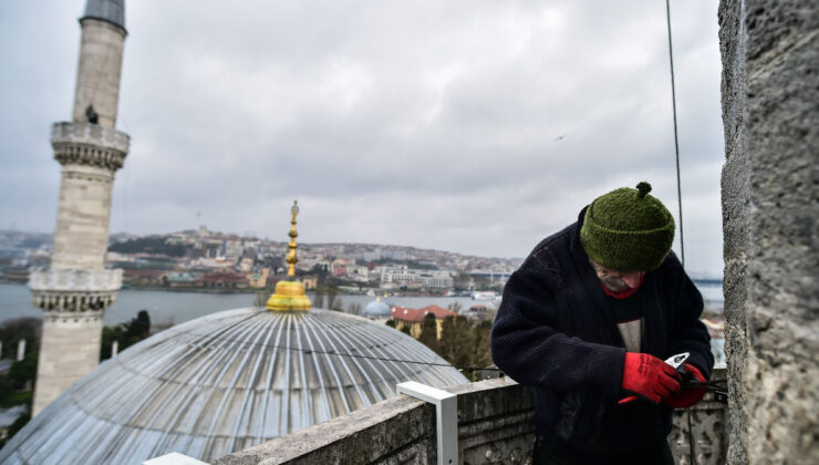 İstanbul’da mahyalar camilere asılmaya başlandı