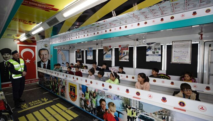 Jandarma ekipleri Hatay’da çocuklara trafik kurallarını öğretiyor