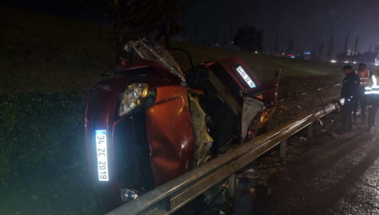 Kağıthane’de bariyerlere çarpan otomobil takla attı