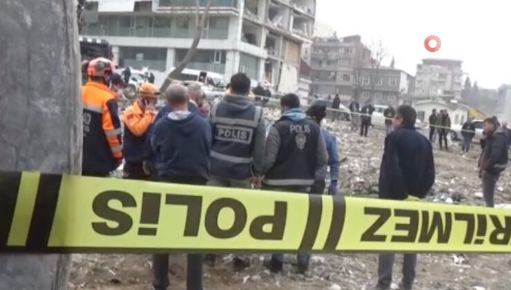 Kahramanmaraş’ta depremin 49’ncu gününde enkazdan bir kadının cansız bedeni çıkartıldı