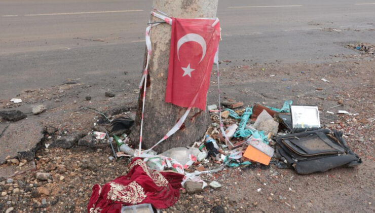 Kahramanmaraş’ta enkazdan çıkarılan manevi değerler ağaç gövdelerine bırakıldı