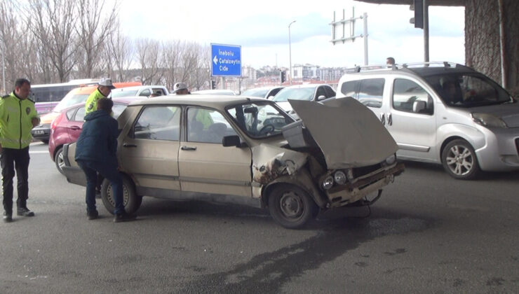 Kastamonu’da iki aracın kavşakta çarpışması sonucu 1 kişi yaralandı