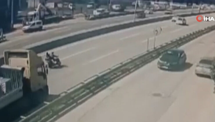 Kocaeli’nde motosiklet sürücüsünün tırın altında kaldığı anlar