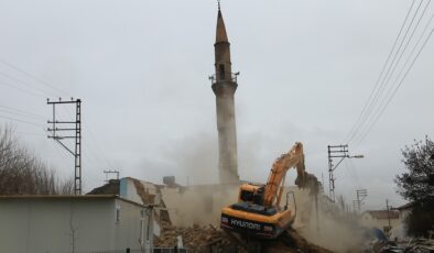 Malatya’da depremde ağır hasar gören cami ve minaresi yıkıldı