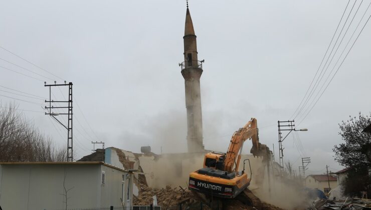 Malatya’da depremde ağır hasar gören cami ve minaresi yıkıldı