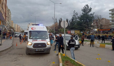 Mardin’de kırmızı ışıkta beklerken silahlı saldırıda ölen kardeşlere veda