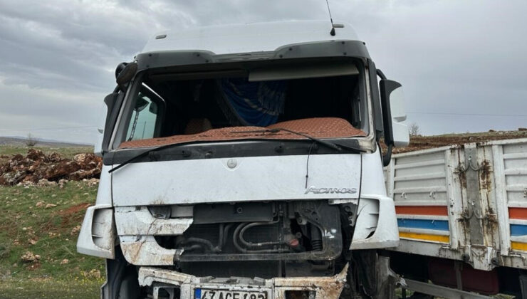 Mardin’de tır kontrolden çıktı: Şoförü hastaneye kaldırıldı