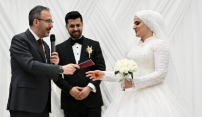 Mehmet Muharrem Kasapoğlu, depremzede çiftin nikah şahidi oldu