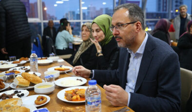 Mehmet Muharrem Kasapoğlu iftarını öğrenci yurdundaki depremzedelerle yaptı