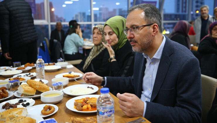 Mehmet Muharrem Kasapoğlu iftarını öğrenci yurdundaki depremzedelerle yaptı