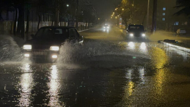 Meteoroloji uyardı! Elazığ’da sağanak yağmur başladı! Cadde ve sokaklar göle döndü