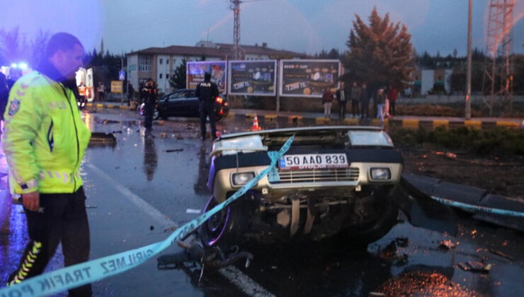 Nevşehir’de AFAD’ın minibüsü ile çarpışan otomobil ikiye bölündü