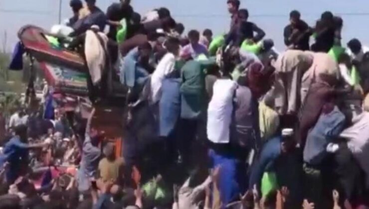 Pakistan’da bedava un dağıtımı sırasında izdiham çıktı: 5 ölü