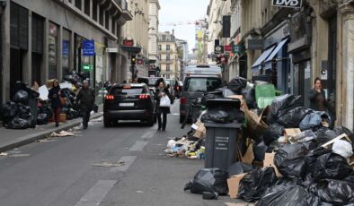 Paris sokaklarında çöp yığınları günlük rutin halini aldı