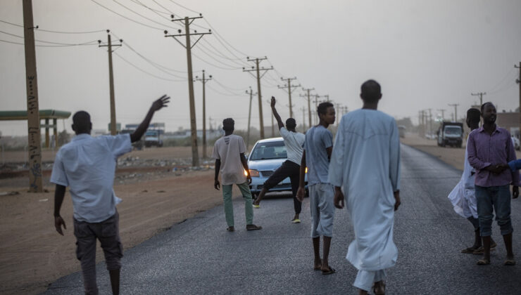 Ramazan gelenekleri sofraları şenlendiriyor! Sudan’da yol keserek iftara davet ediyorlar