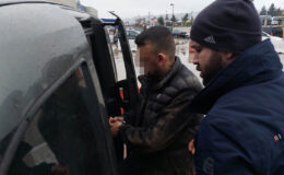 Samsun’da duraktan taksi çaldı! Kovalayan 3 polis arabasına zarar verdi