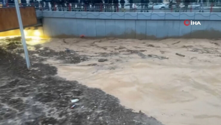 Şanlıurfa Abide Kavşağı’nda sel anları! İtfaiye erlerini su götürdü