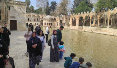 Şanlıurfa’da Balıklıgöl’ün suyu berraklaşıyor