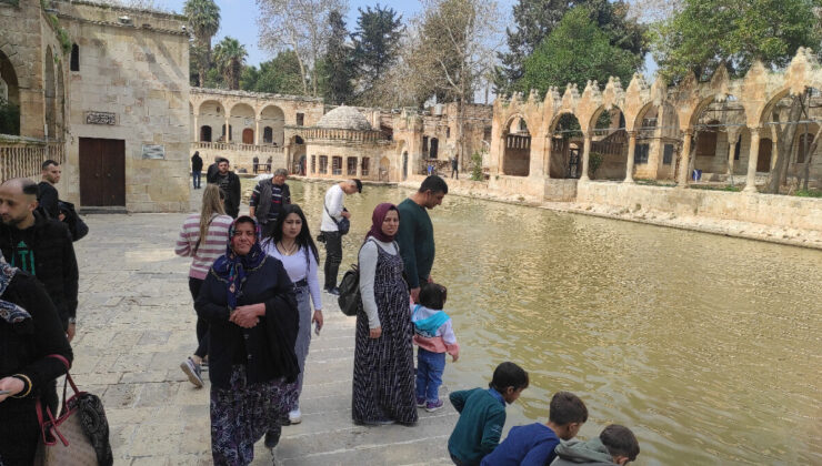 Şanlıurfa’da Balıklıgöl’ün suyu berraklaşıyor