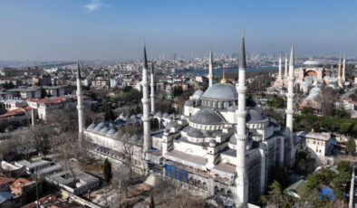 Sultanahmet Camii’ne ‘Hoş geldin 11 ayın sultanı’ mahyası asıldı