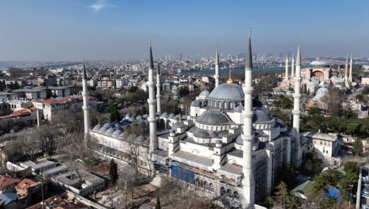 Sultanahmet Camii’ne ‘Hoş geldin 11 ayın sultanı’ mahyası asıldı