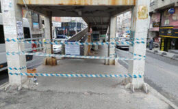 Sultangazi’de seyir halindeki hafriyat damperi üst geçide çarptı