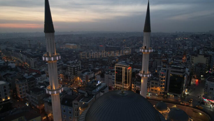 Taksim Camii’ne asılan mahya görüntülendi