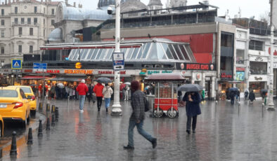 Taksim’de yağmura hazırlıksız yakalananlar kaçıştı