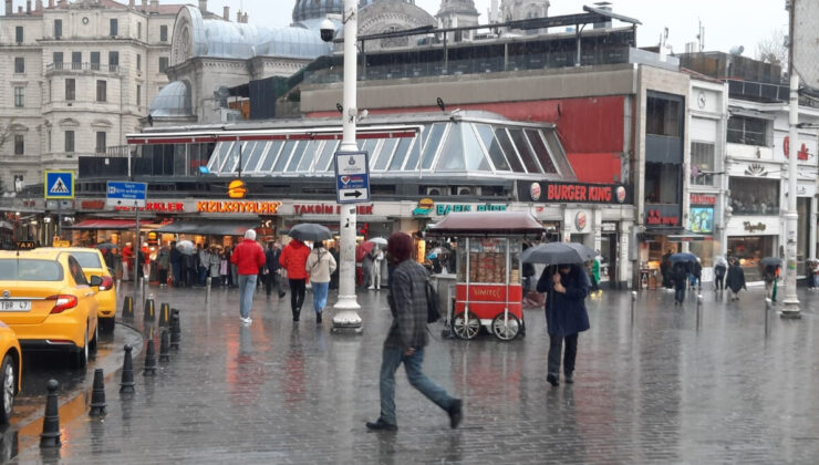 Taksim’de yağmura hazırlıksız yakalananlar kaçıştı