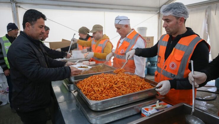 TBMM aşçıları Elbistan’daki aşevinde depremzedelere yemek hazırlıyor