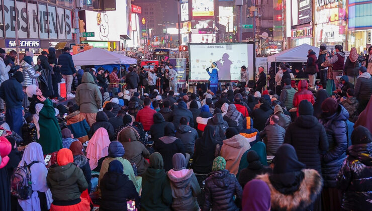 Times Meydanı’nda iftar programı düzenlendi