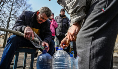 Ukrayna’da içme suyu sırası bekleyen halk görüntülendi