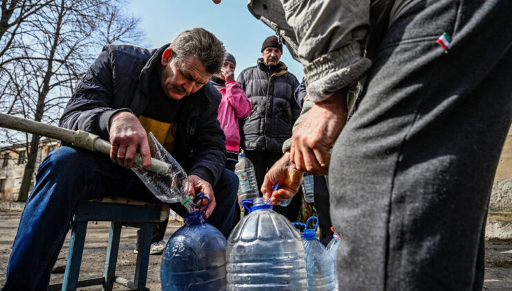 Ukrayna’da içme suyu sırası bekleyen halk görüntülendi