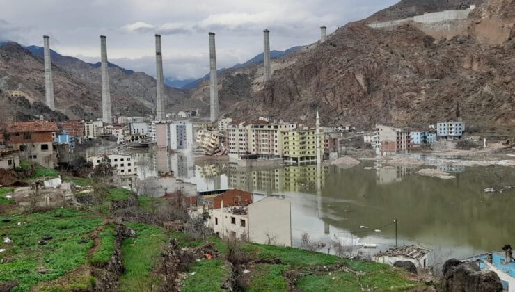 Yusufeli’nde baraj suları ilçeye ulaştı