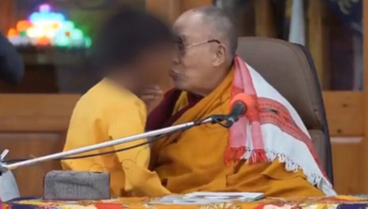 Dalai Lama’dan küçük çocuğa skandal hareket: Dudağından öptü