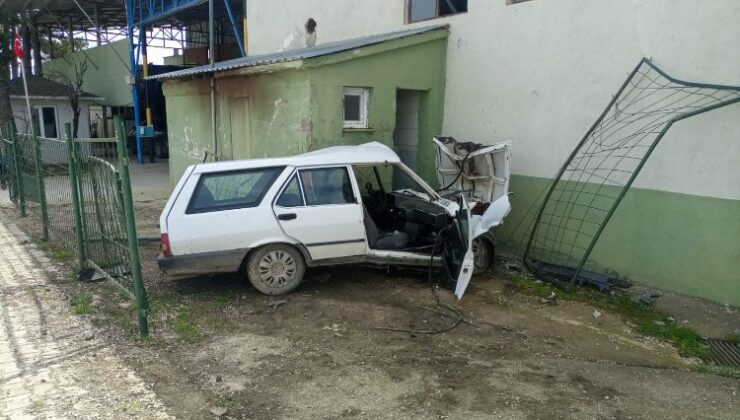 Fabrika duvarına çarparak durdu! 1 yaralı