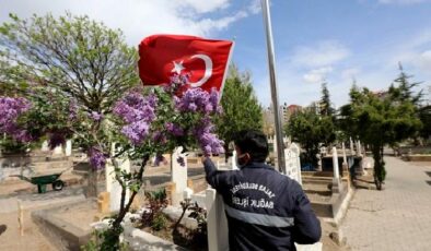 Kayseri Talas mezarlıklarında bayram temizliği