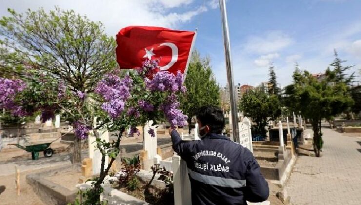 Kayseri Talas mezarlıklarında bayram temizliği