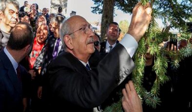 Kılıçdaroğlu, marteniçka bilekliğini Bulgaristan’da Türkan Bebek Anıtı’ndaki ağaca astı