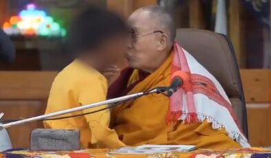 Küçük bir çocuğu dudağından öpüp “Dilimi em” diyen Dalai Lama özür diledi: Şaka yaptım