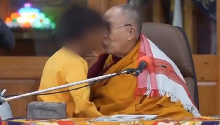 Küçük bir çocuğu dudağından öpüp “Dilimi em” diyen Dalai Lama özür diledi: Şaka yaptım