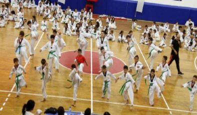 Gölcük’te taekwondo sporcuları kuşak atladı