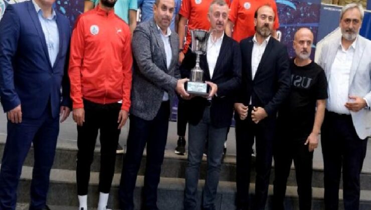 Kocaeli’de amatör futbolda şampiyonlar kupalarına kavuştu