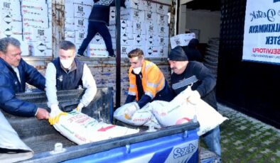 Karabağlar’da tonlarca gübre ve bordo bulamacının dağıtılıyor