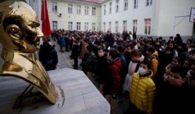 81 ilden görüntü yağdı! Türkiye’de tüm okullarda şehitlerimiz için 1 dakikalık saygı duruşu