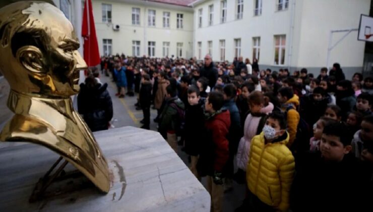 81 ilden görüntü yağdı! Türkiye’de tüm okullarda şehitlerimiz için 1 dakikalık saygı duruşu