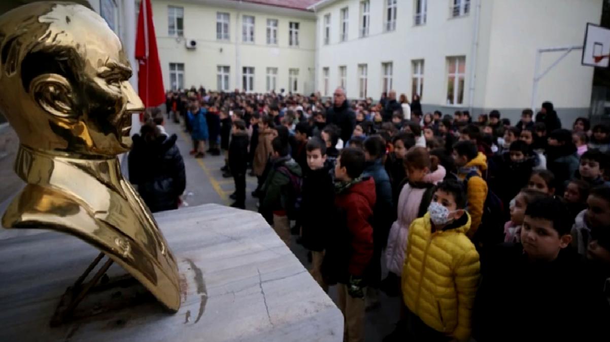 81 ilden görüntü yağdı! Türkiye’de tüm okullarda şehitlerimiz için 1 dakikalık saygı duruşu