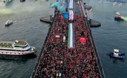 Gazze ve şehitlerimiz için bir araya geldiler! Galata Köprüsü’ndeki tarihi yürüyüşte insan seli