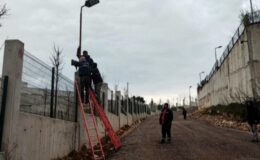 İzmit Belediyesi yolu güneş enerjisi ile aydınlatıyor